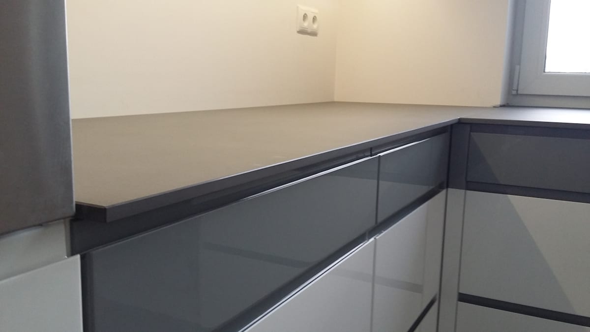 Blat ze spieku kwarcowego 22 — Spiek kwarcowy, realizacja GRES DESIGN, Częstochowa