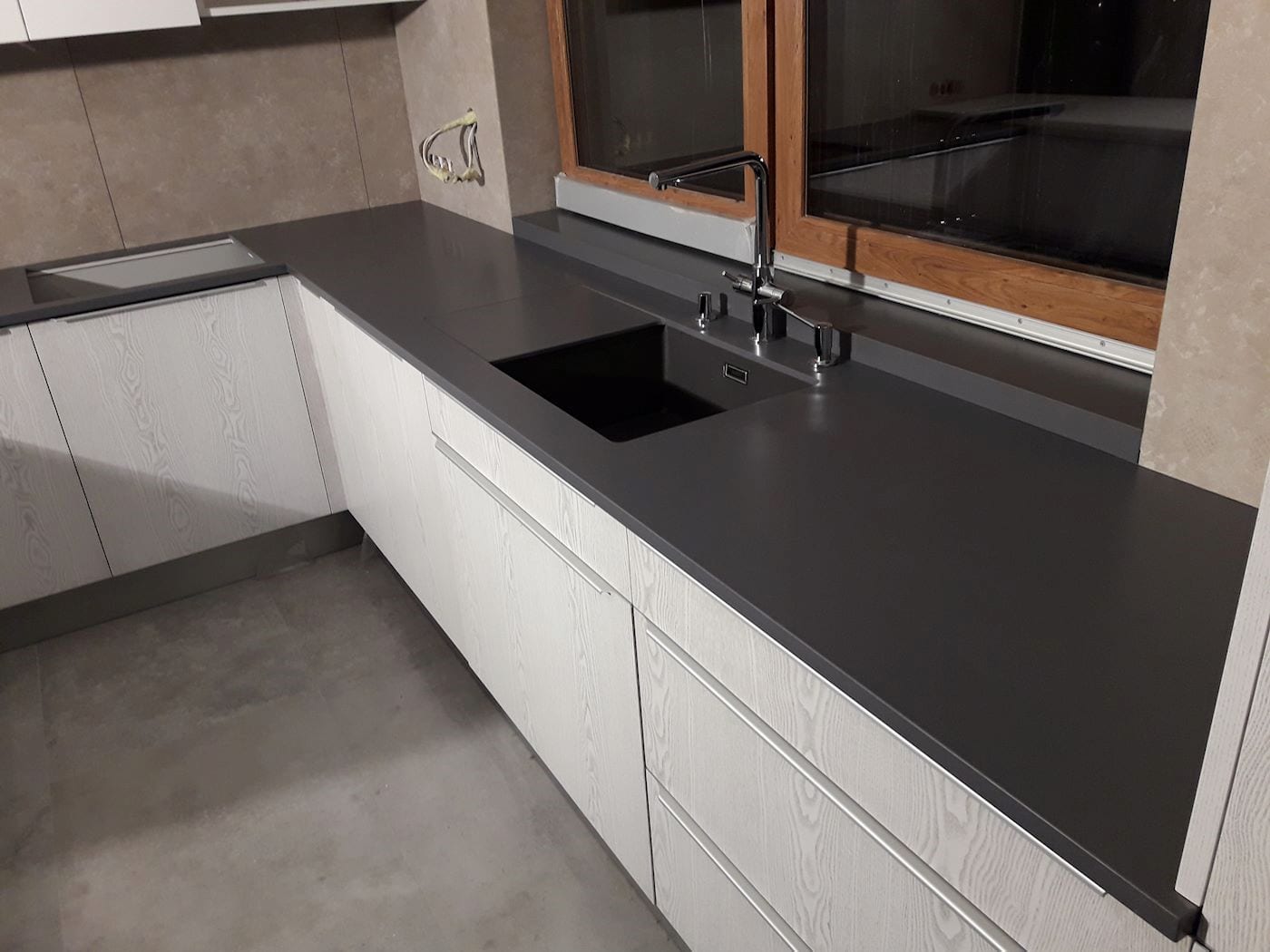 Realizacja kuchni 1 — Spiek kwarcowy, realizacja GRES DESIGN, Częstochowa
