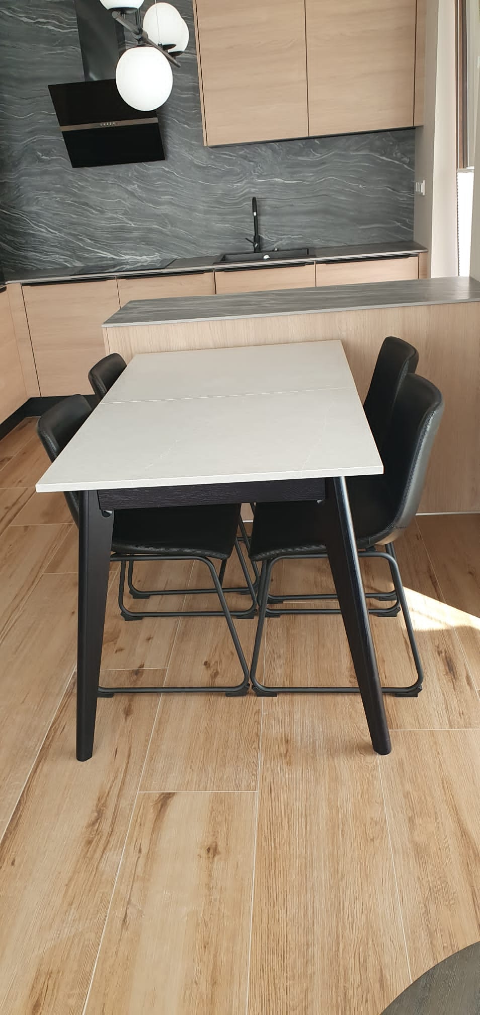 Stoły i konsolki 3 — Spiek kwarcowy, realizacja GRES DESIGN, Częstochowa