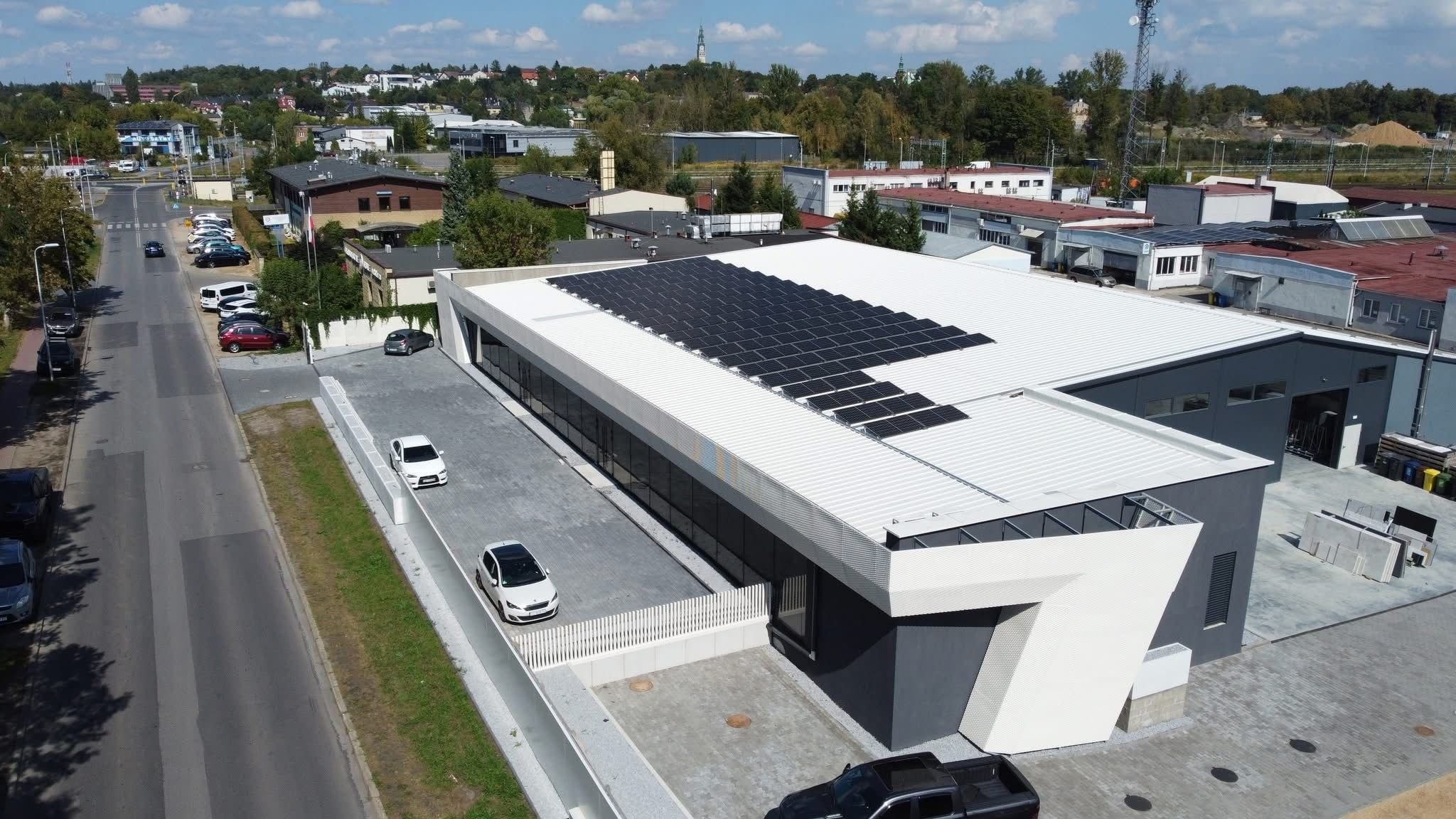 Siedziba GRES DESIGN w Częstochowie z lotu ptaka — hala produkcyjna, showroom i plac z płytami kamiennymi